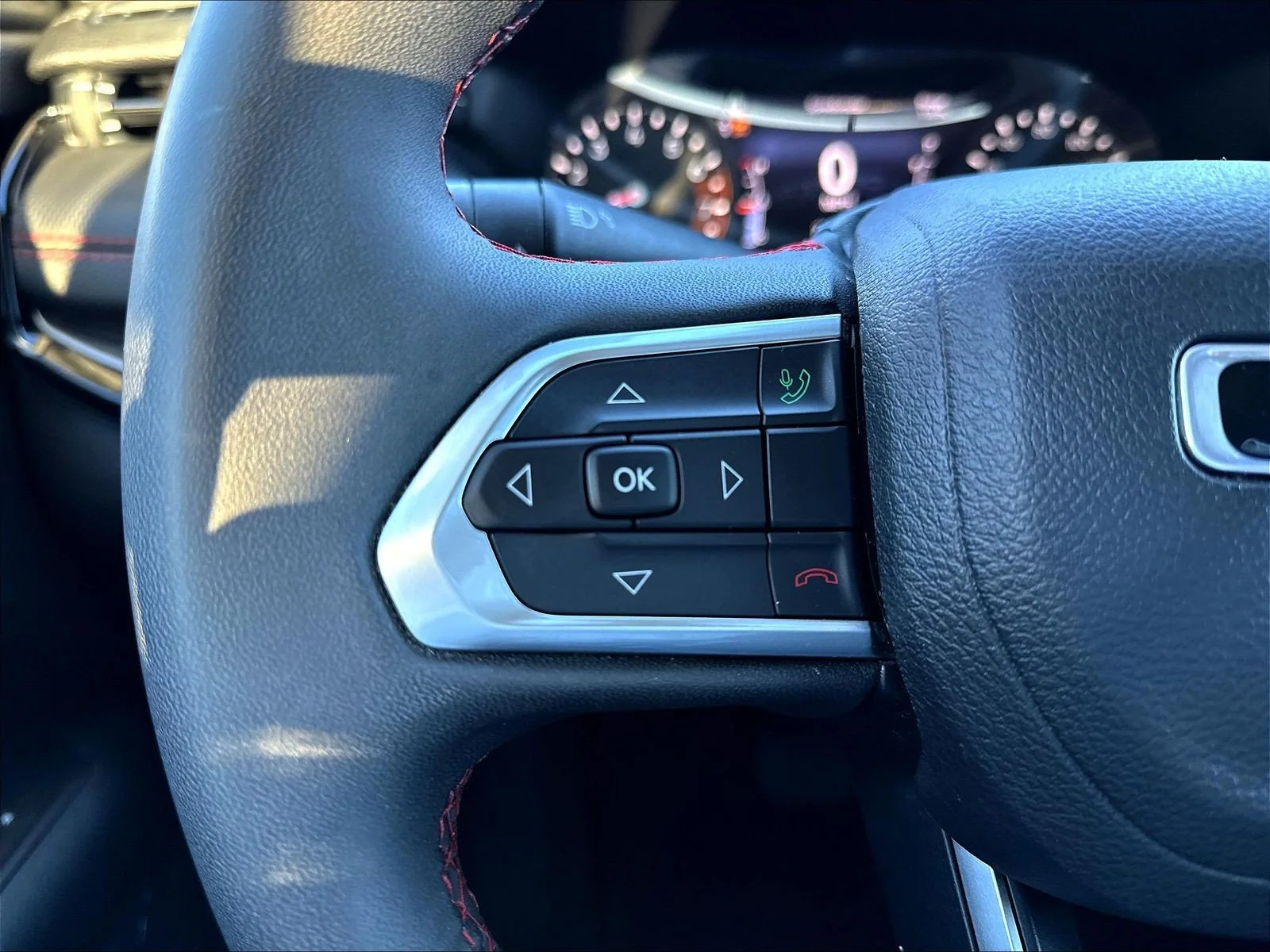 Used 2022 Diamond Black Jeep Trailhawk image 12