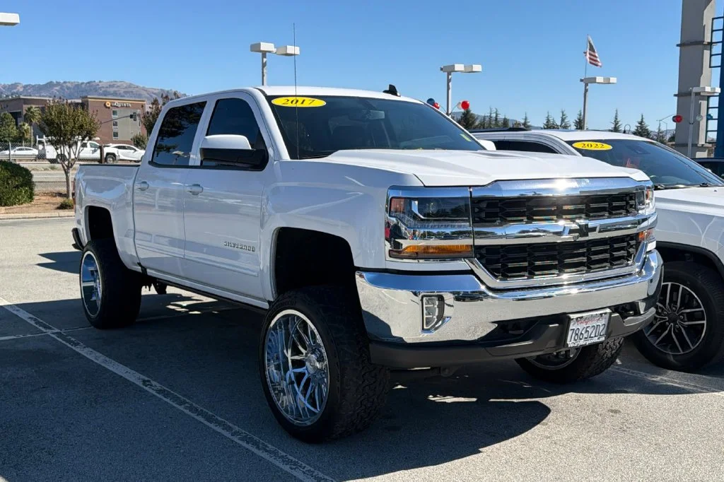 Used 2017 Summit White Chevrolet LT image 2