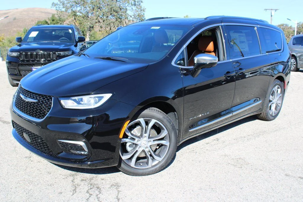 2026 Chrysler Pacifica Pinnacle's photo