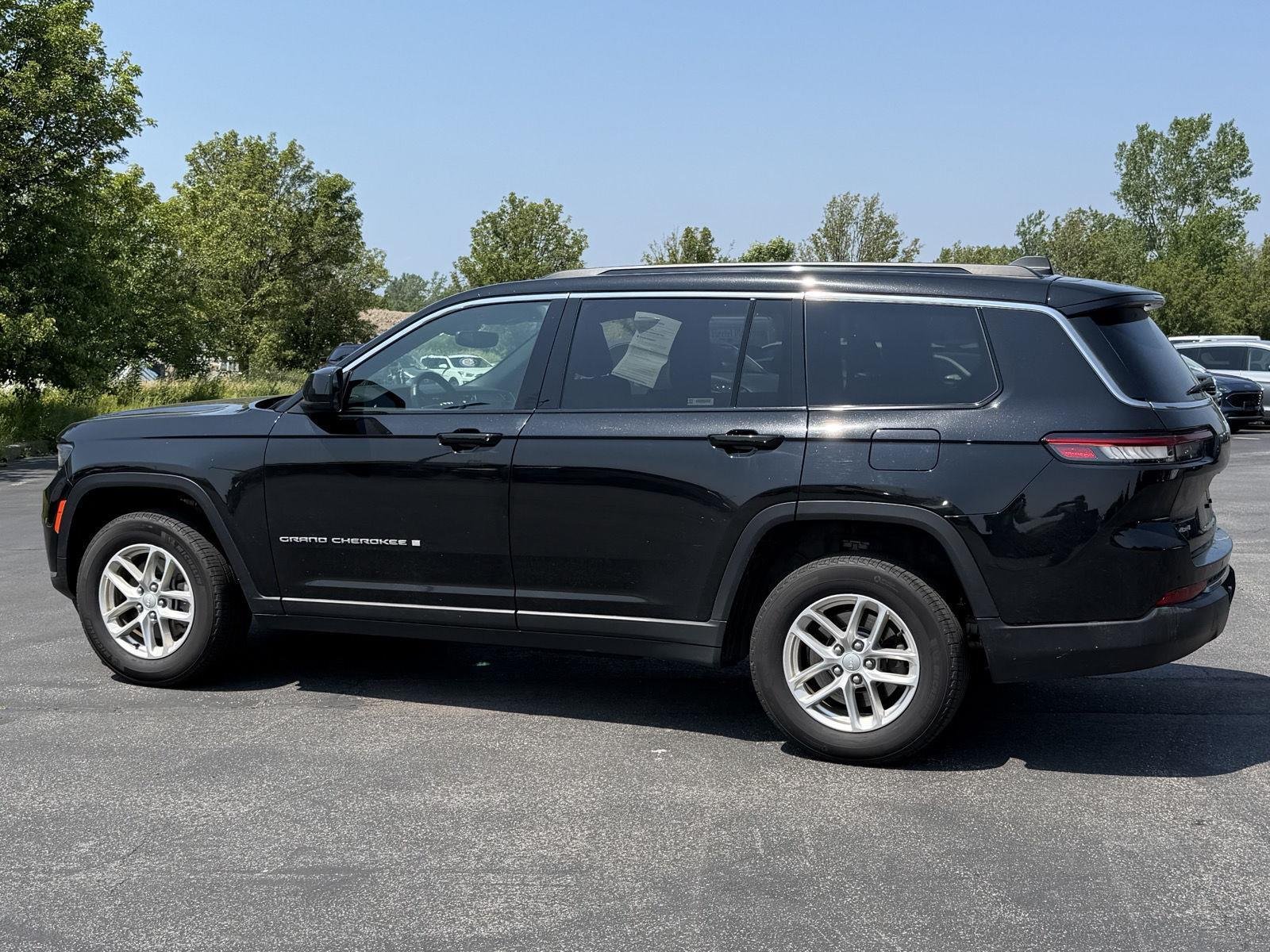 Used 2024 Diamond Black Crystal Pearlcoat Jeep Laredo image 5