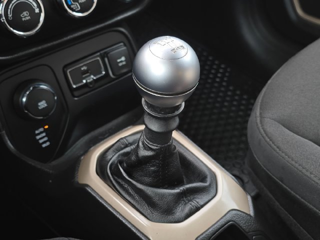 2016 Jeep Renegade 75th Anniversary Edition - Photo 36