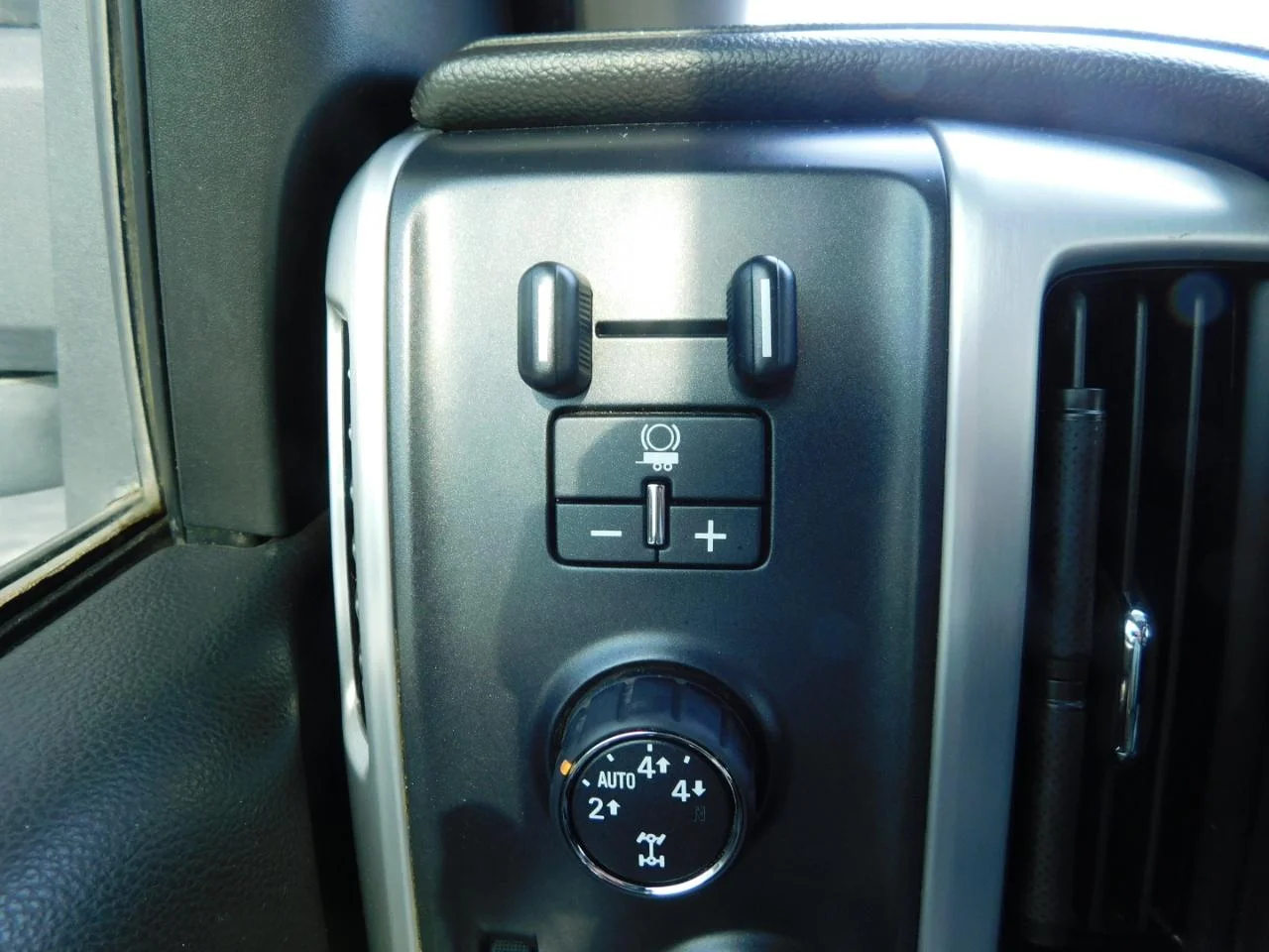 Used 2016 White GMC 4WD Crew Cab 143.5 in SLT image 33