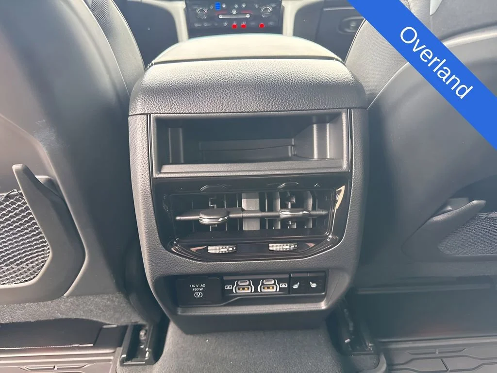 Used 2025  Jeep Overland image 24