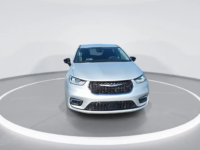 Used 2024 Silver Chrysler Touring L image 3