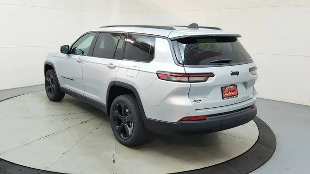 New 2026 Silver Zynith Exterior Paint Jeep Limited image 8