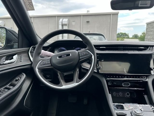New 2026 Diamond Black Crystal Pearl-Coat Exterior Paint Jeep Limited image 19