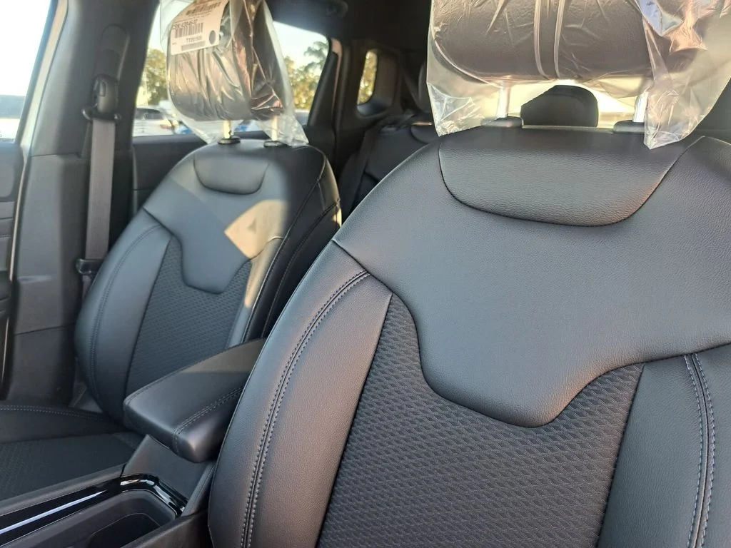 New 2026 Bright White Clear-Coat Exterior Paint Jeep Latitude image 19