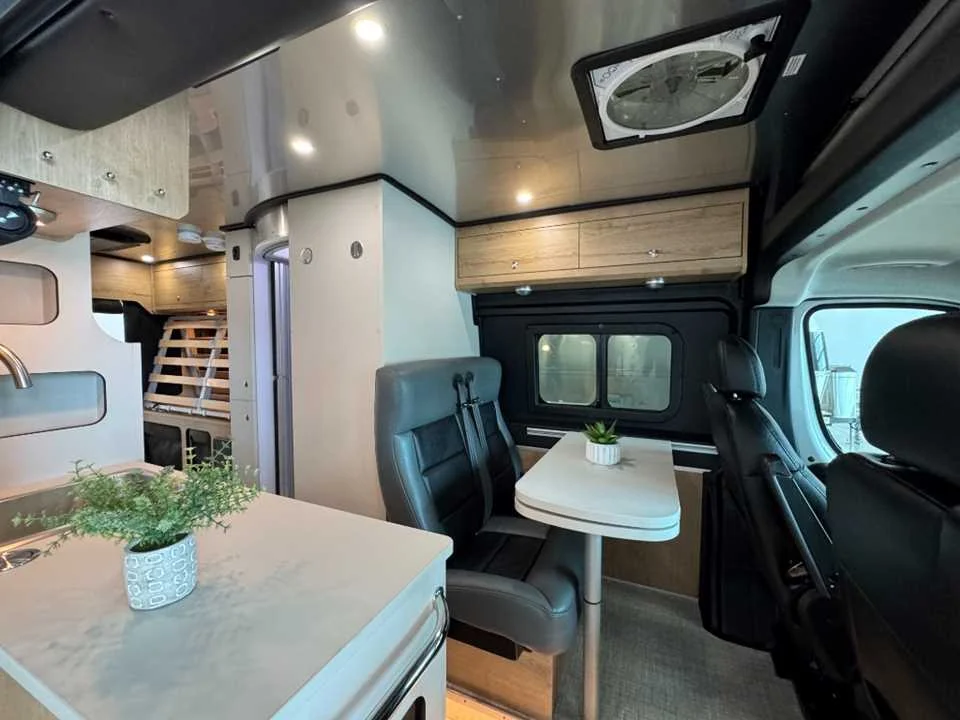 New 2027 BRIGHT SILVER METALLIC AIRSTREAM  image 9