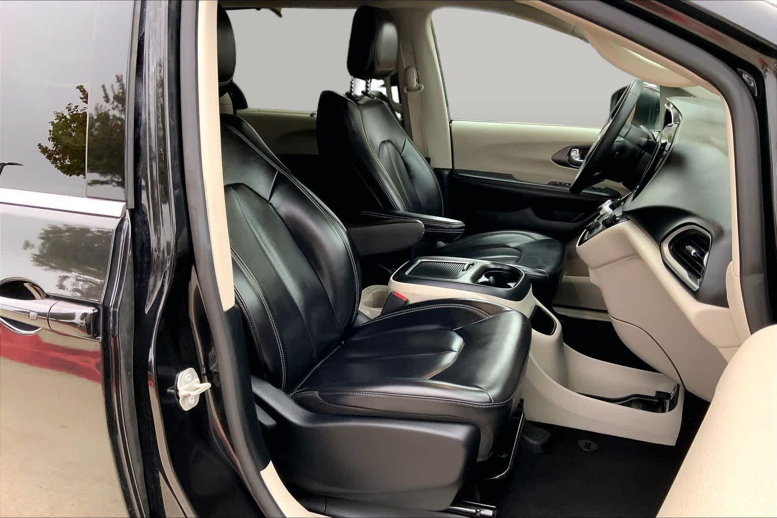 Used 2023 Brilliant Black Crystal Pearlcoat Chrysler Touring L image 9