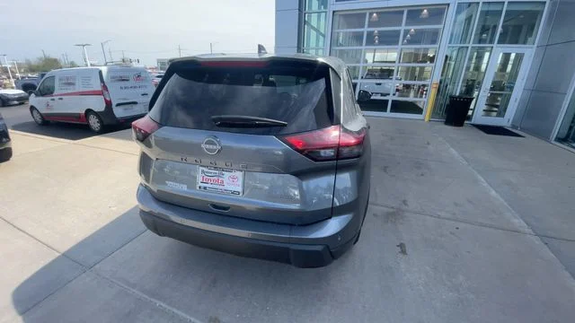 2025 Nissan Rogue SV - Photo 9