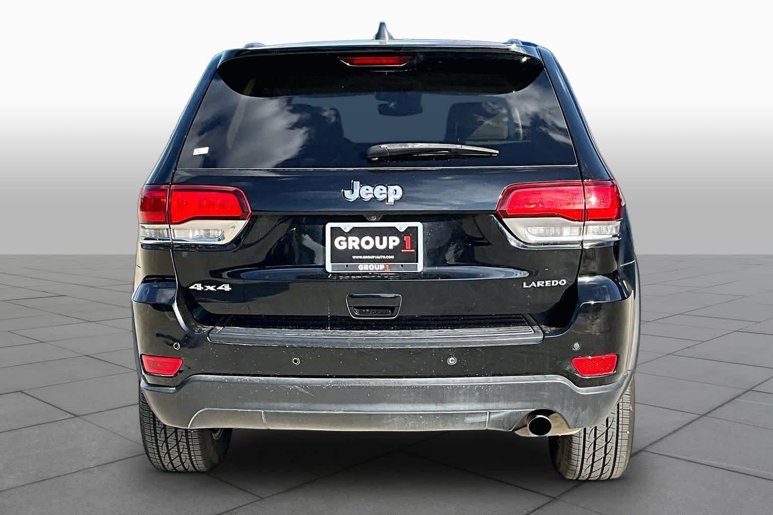 Used 2022 Diamond Black Crystal Pearlcoat Jeep Laredo E image 5