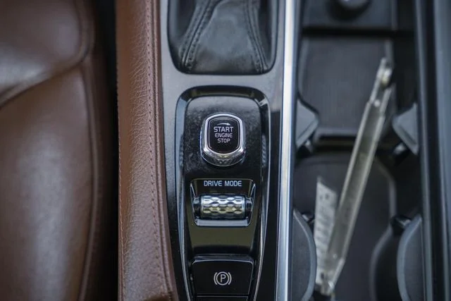 Used 2020 717 Onyx Black metallic Volvo Momentum image 26