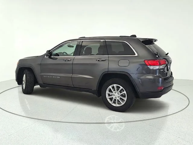 Used 2021 Granite Crystal Clearcoat Metallic Jeep Laredo E image 3