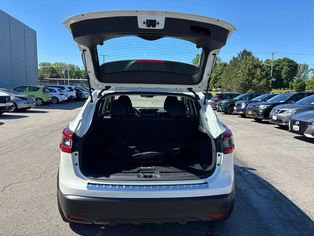 Used 2022 White Nissan SV image 7