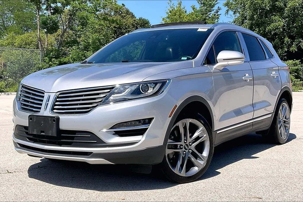 Used 2015 Silver Lincoln Base image 11