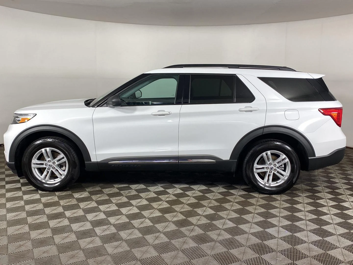 Used 2021 Oxford White Ford XLT image 14
