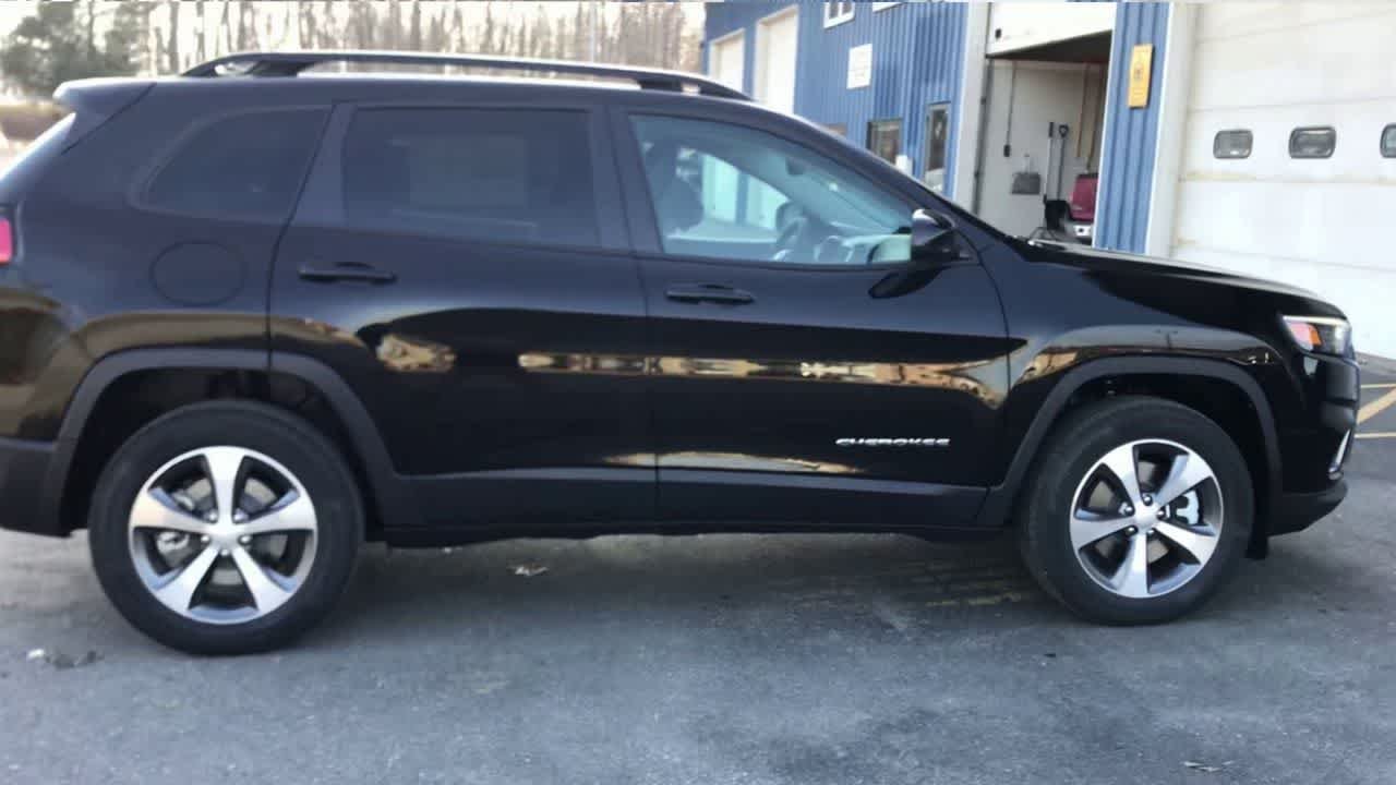 Used 2022 Diamond Black Crystal Pearlcoat Jeep Limited image 9
