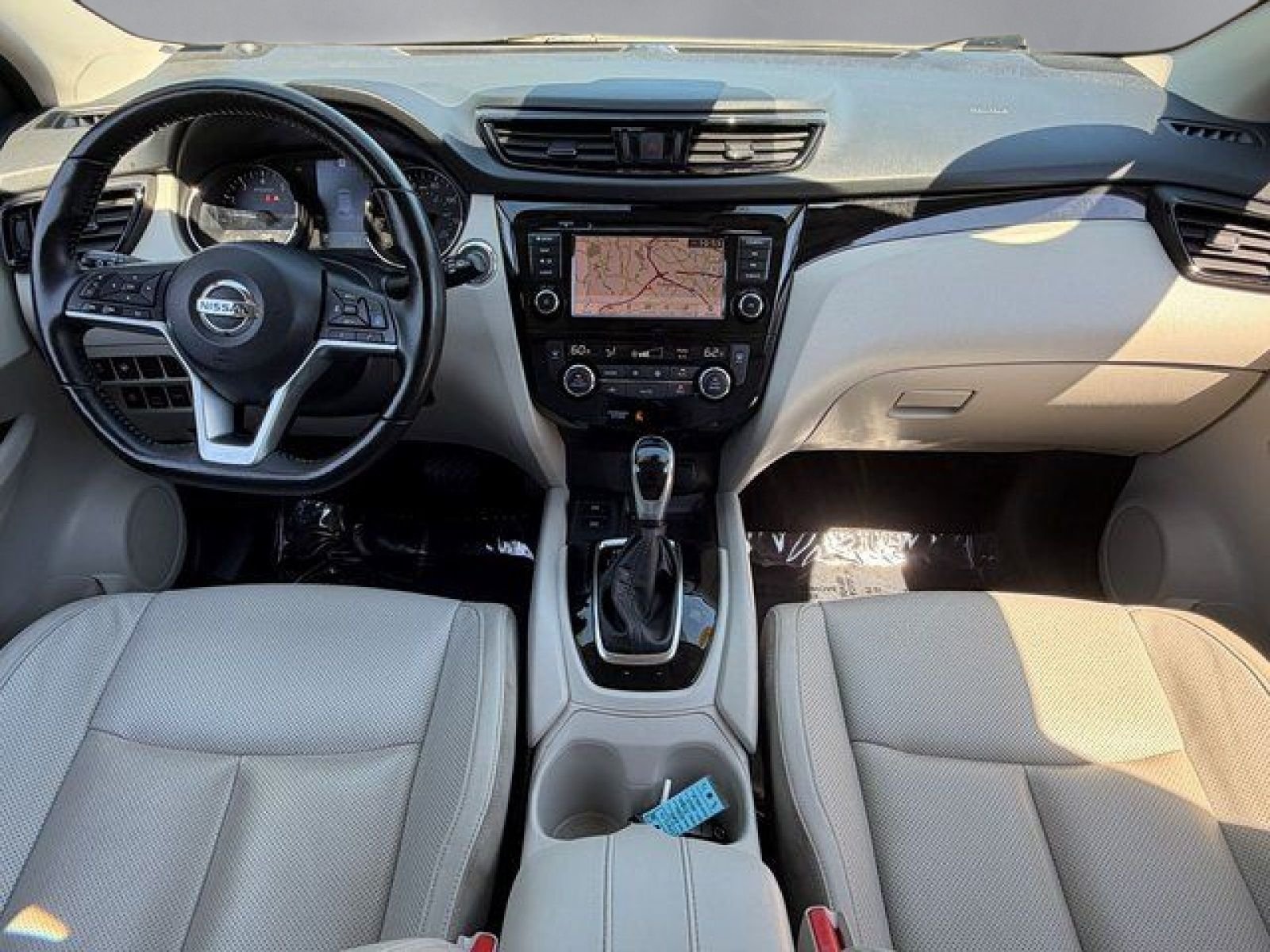 Used 2022 White Nissan SL image 3