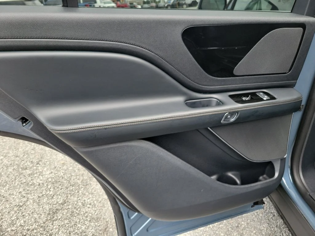 Used 2025 Blue Lincoln Premiere image 23