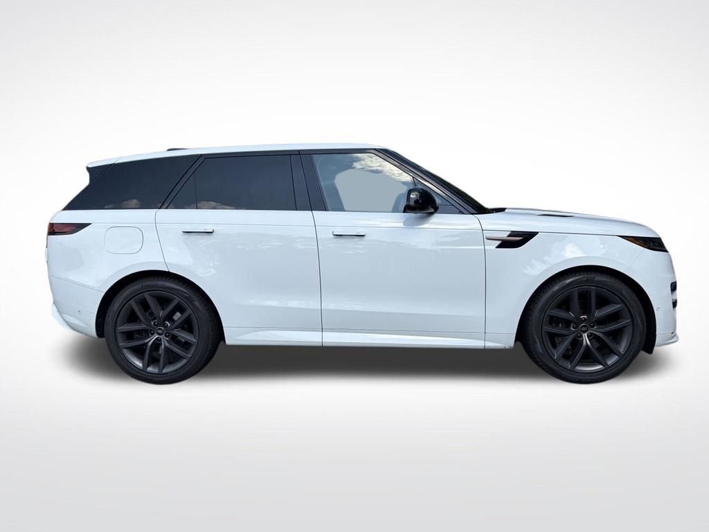 Used 2023 White Land Rover SE Dynamic image 5