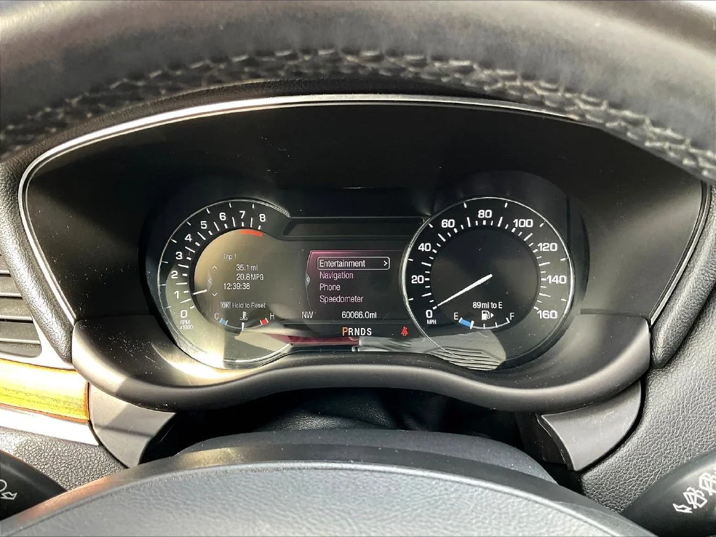 Used 2019 Burgundy Lincoln Reserve image 14