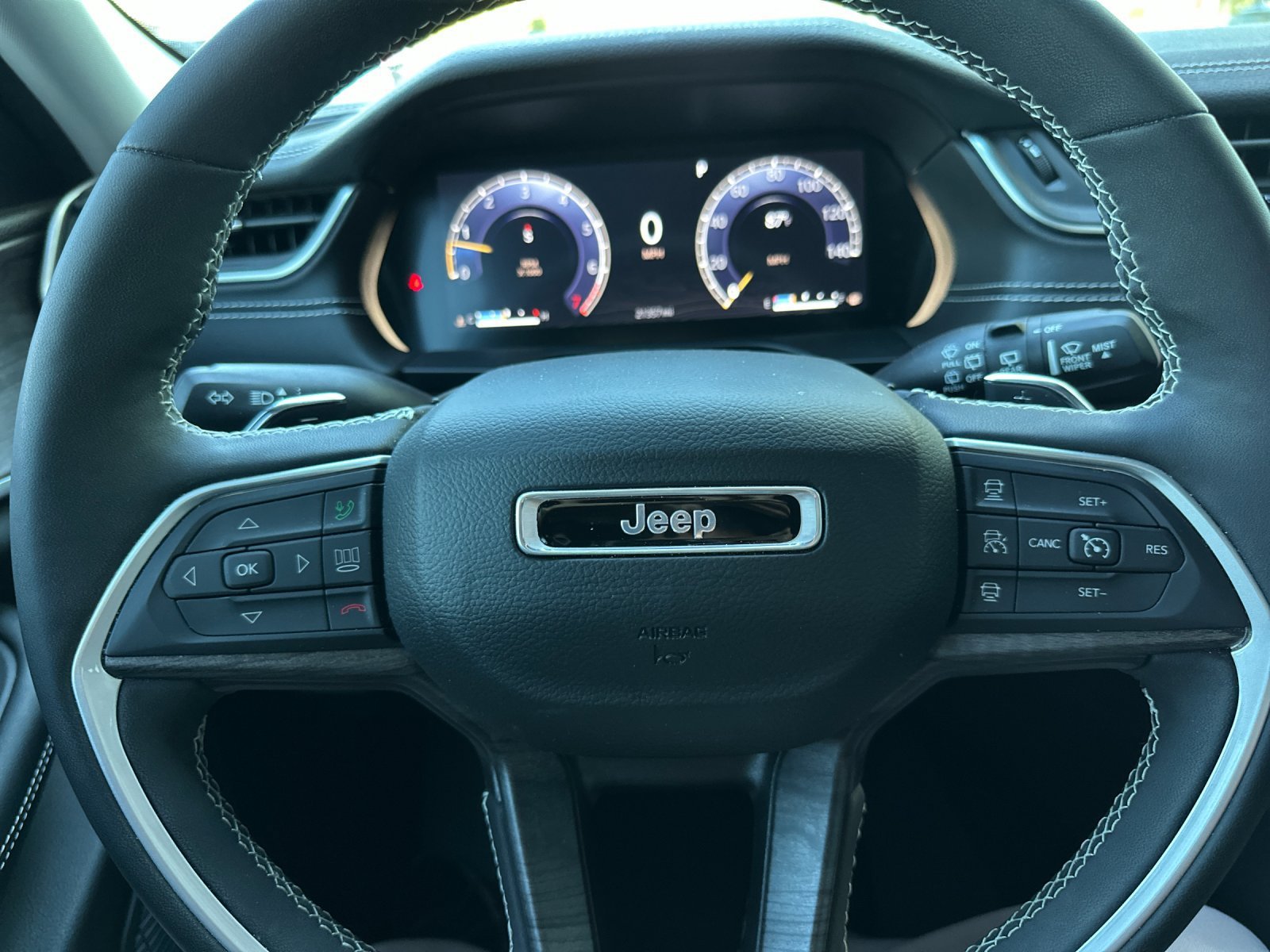 Used 2023 Diamond Black Crystal Pearlcoat Jeep Limited image 23