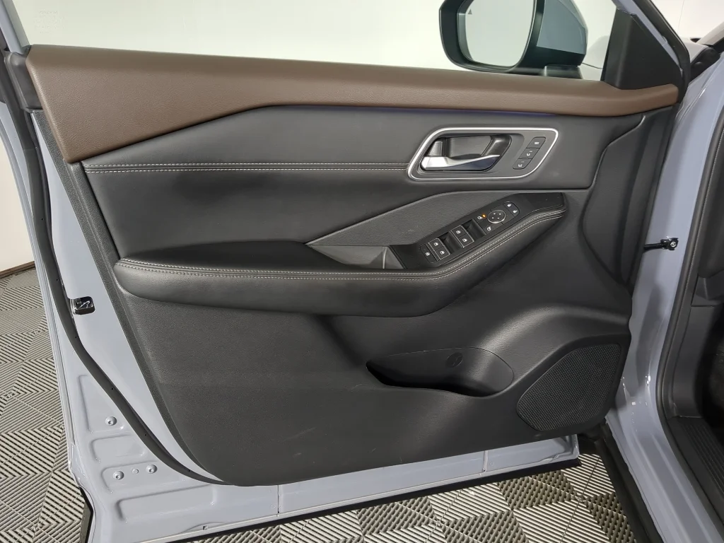 Certified Used 2023 Boulder Gray Pearl Nissan Platinum image 12