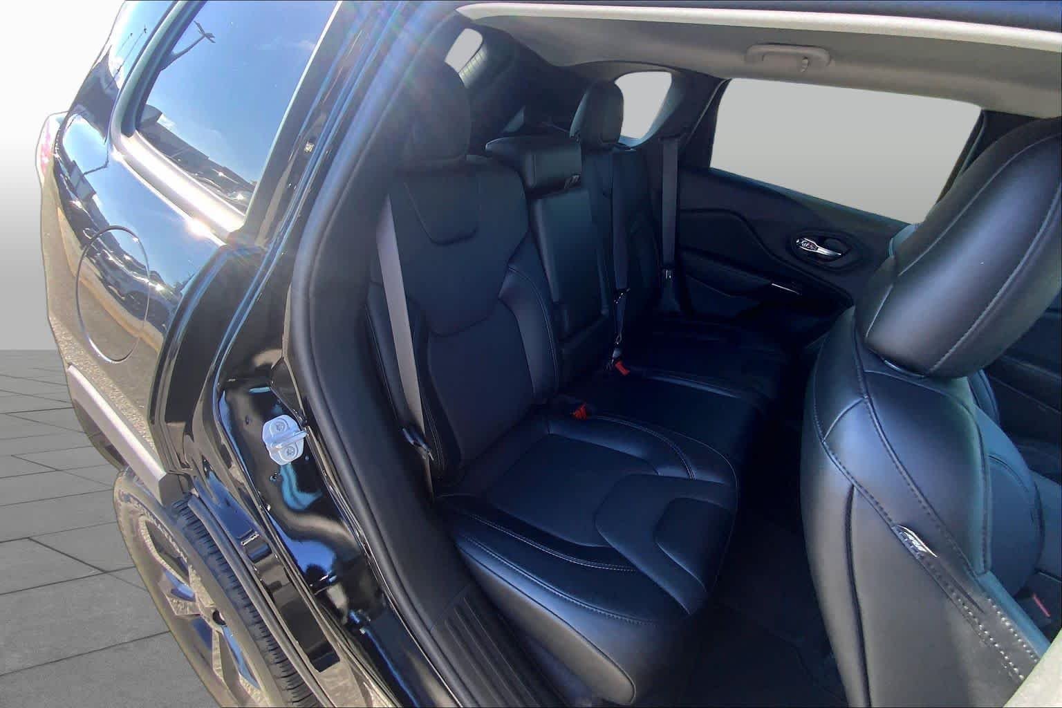 Used 2023 Diamond Black Crystal Pearlcoat Jeep Altitude Lux image 17