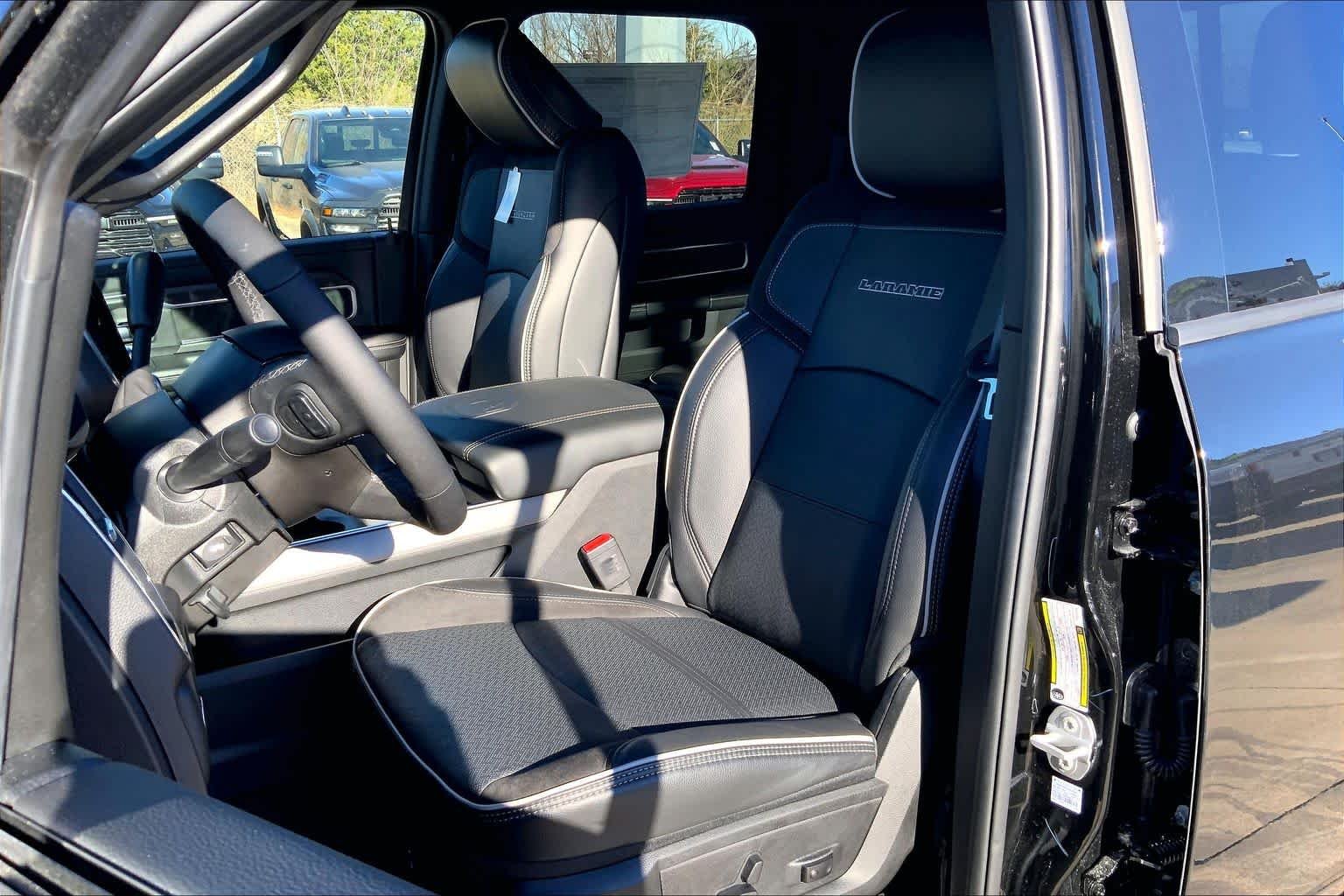 New 2026 Diamond Black Crystal Pearl-Coat Exterior Paint RAM Laramie image 9