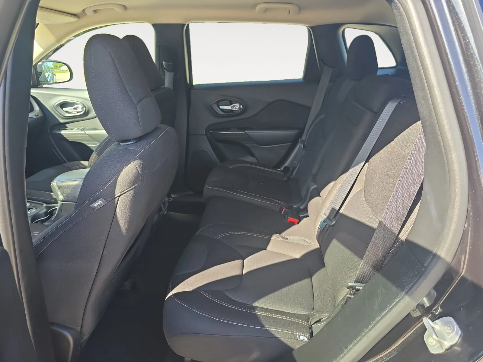 Used 2016 Brilliant Black Crystal Pearlcoat Jeep Latitude image 22
