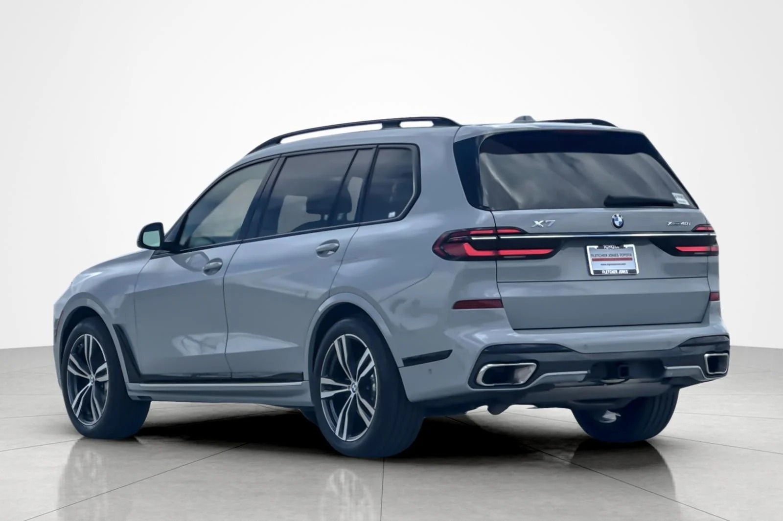 Used 2023 GREY METALLIC BMW xDrive40i MSport image 3