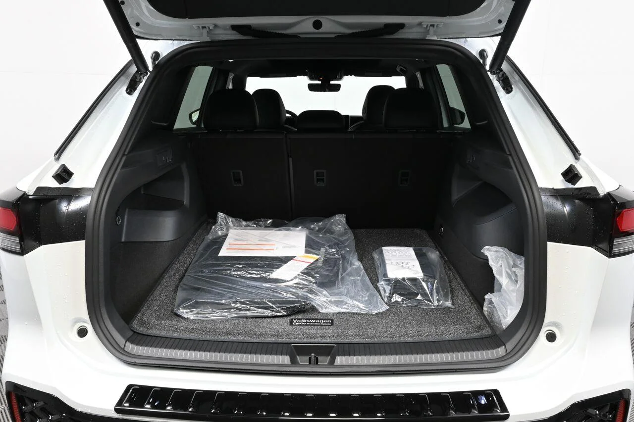 New 2026 Opal White Pearl Volkswagen SE R-Line Black image 29