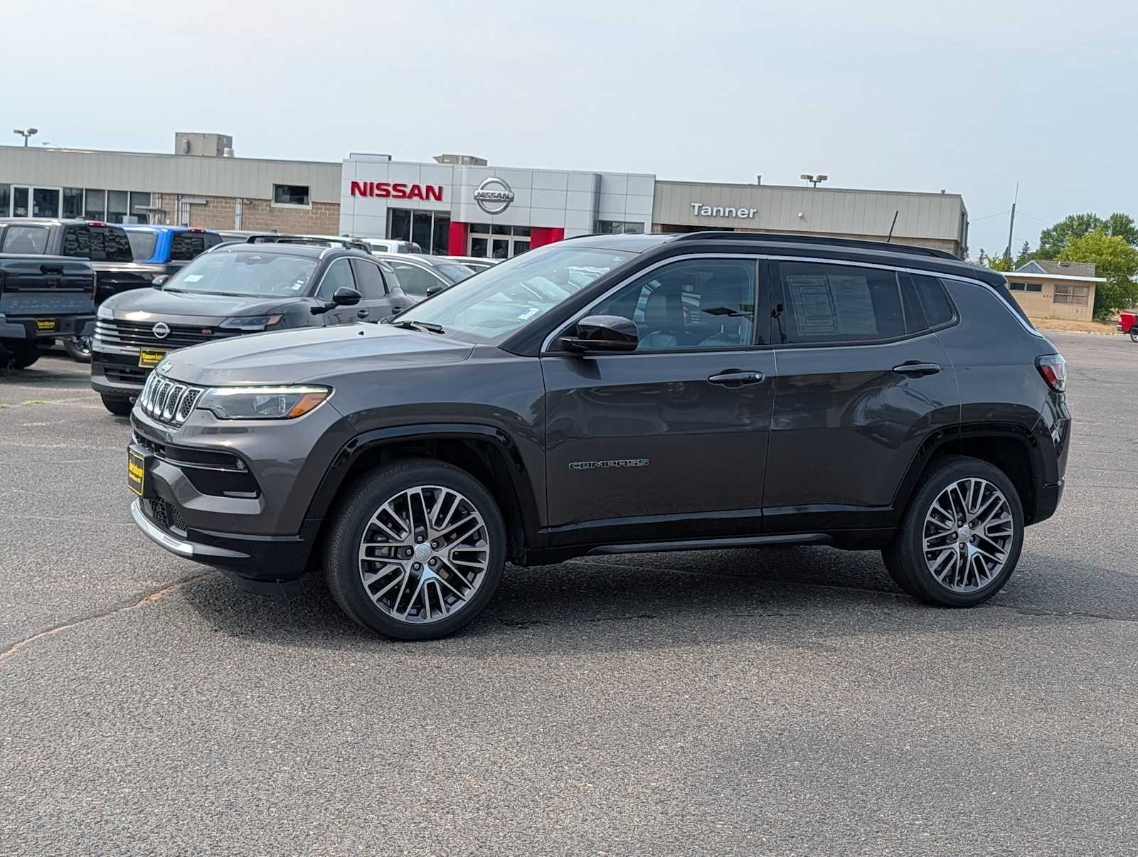 Used 2023 Granite Crystal Metallic Clearcoat Jeep Limited image 3