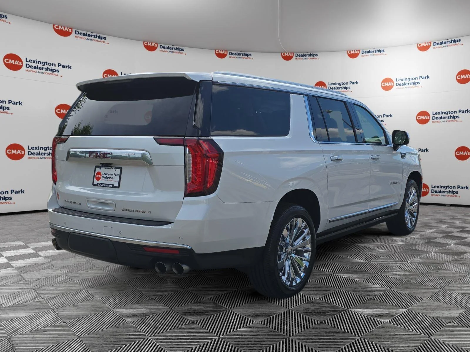 Used 2021 White Frost Tricoat GMC Denali image 7