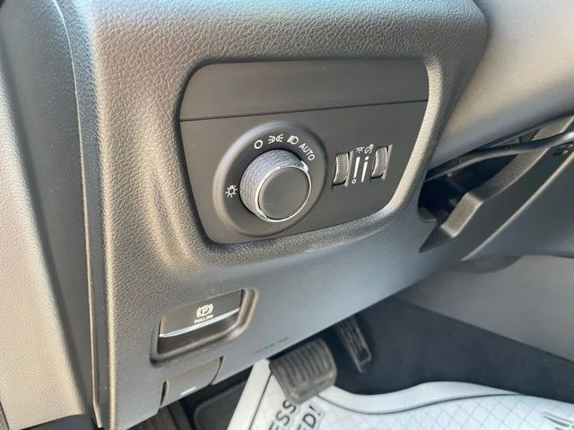 New 2026 Baltic Gray Metallic Clear-Coat Exterior Paint Jeep Altitude image 22