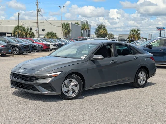 2025 Hyundai Elantra SE