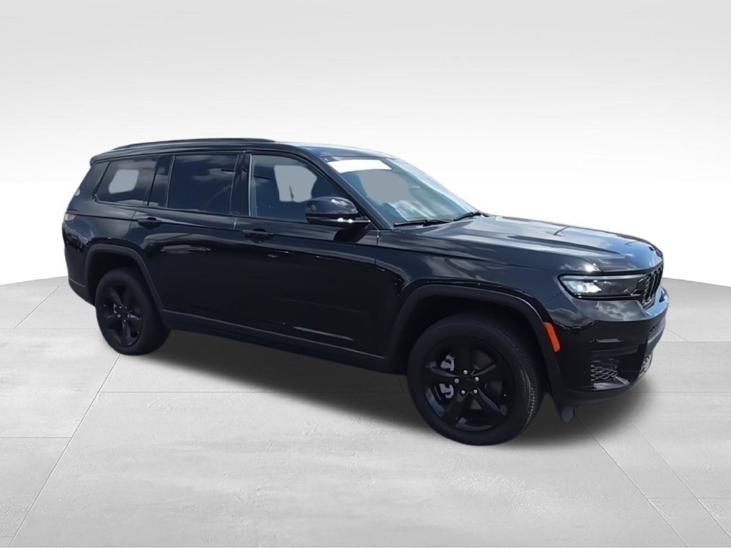 Used 2023 Black Jeep Altitude image 3