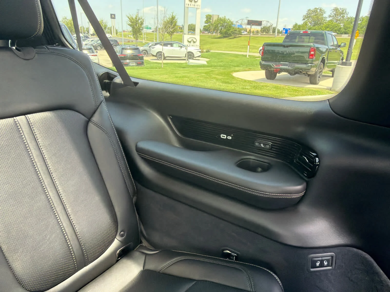 New 2026 Bright White Clearcoat Jeep Summit Obsidian image 16