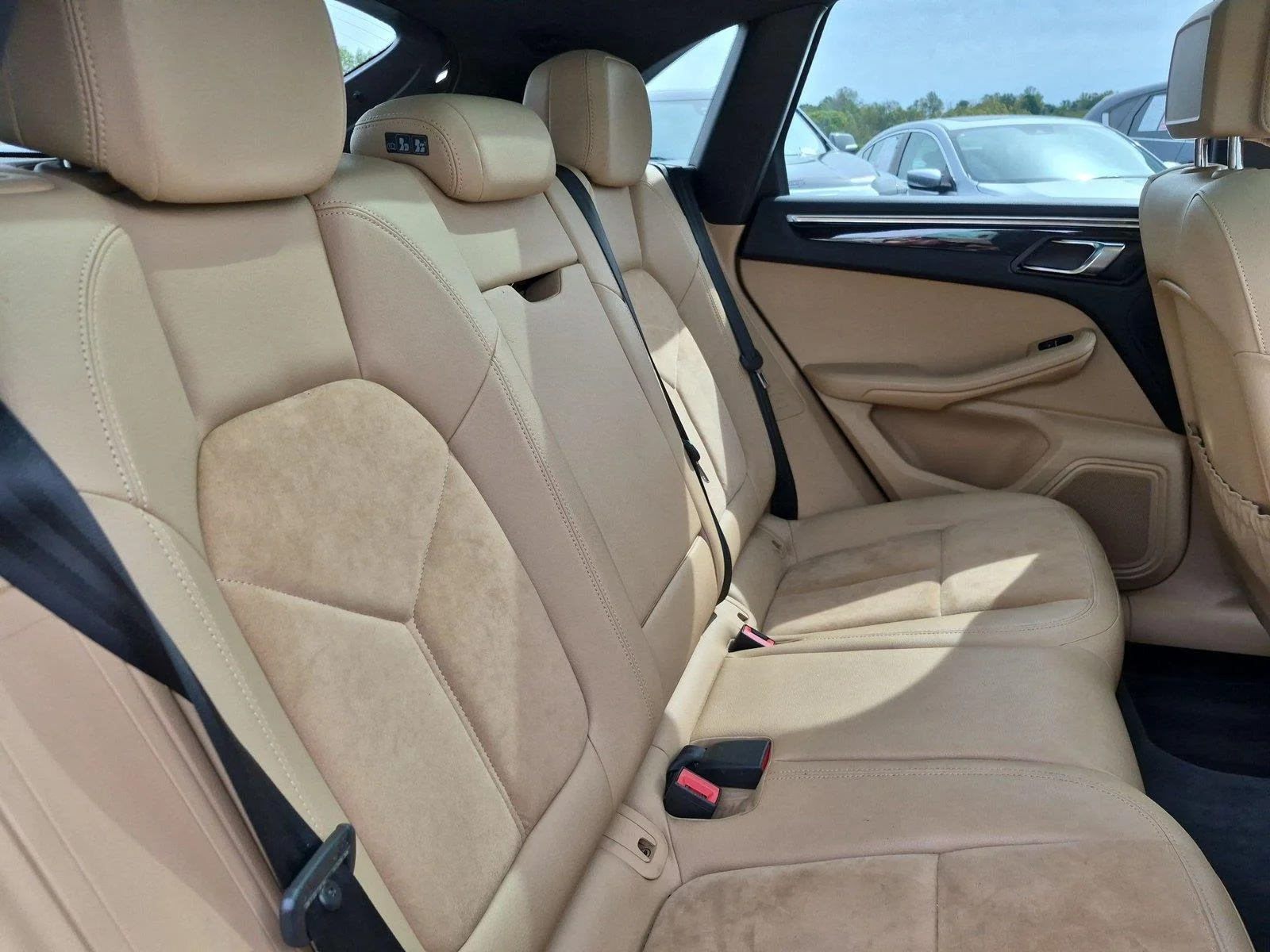 Used 2018 Night Blue Metallic Porsche  image 33