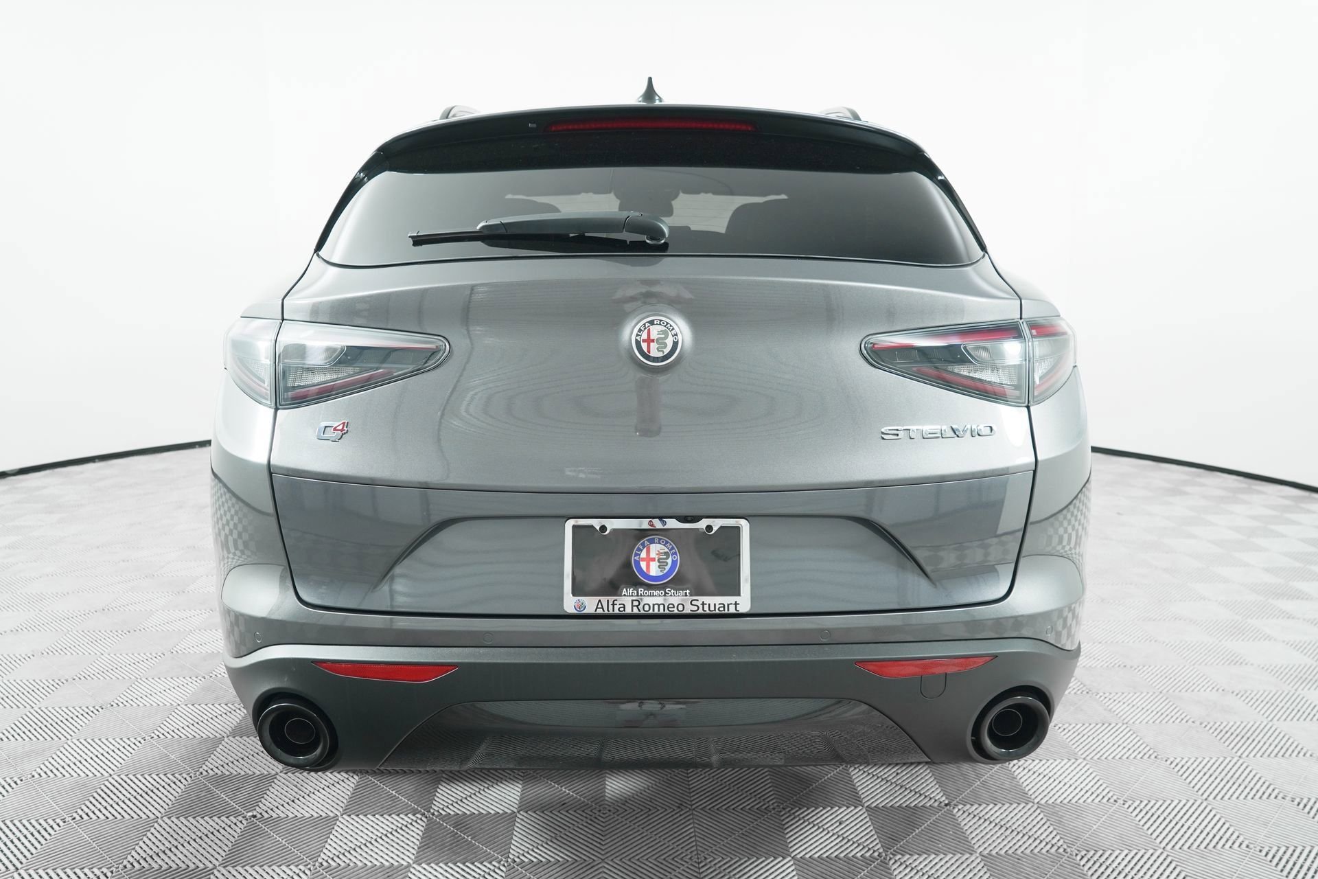 New 2025 Vesuvio Gray Metallic Exterior Paint Alfa Romeo Base image 6