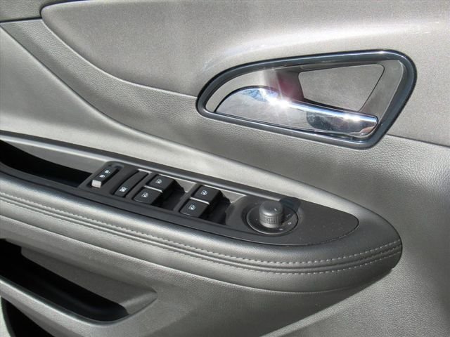 Used 2022  Buick Preferred image 18