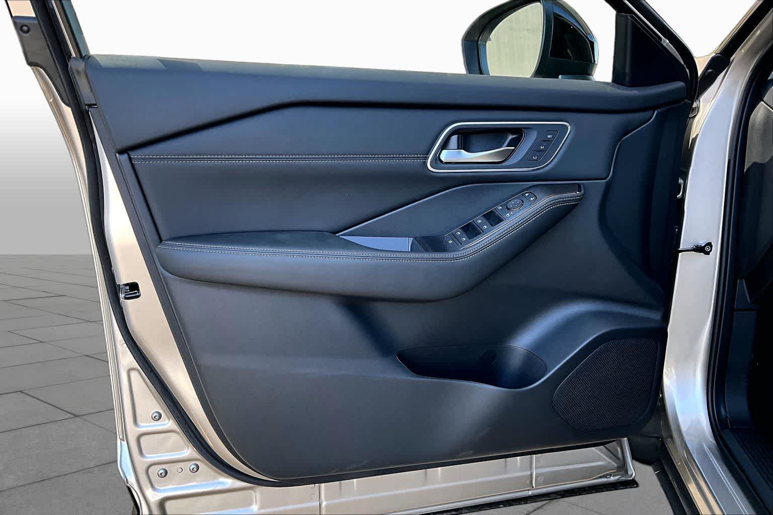 New 2026 Champagne Silver Metallic / Super Black Two-tone Nissan Platinum image 13