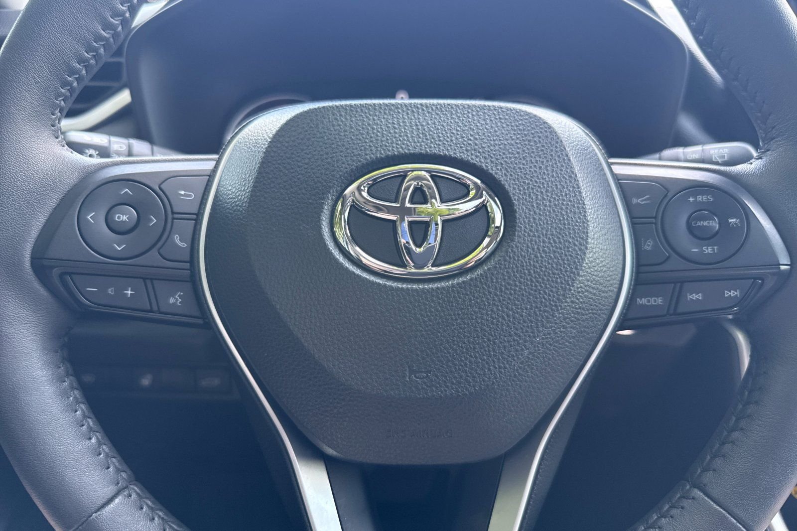 Used 2023  Toyota XLE Premium image 22