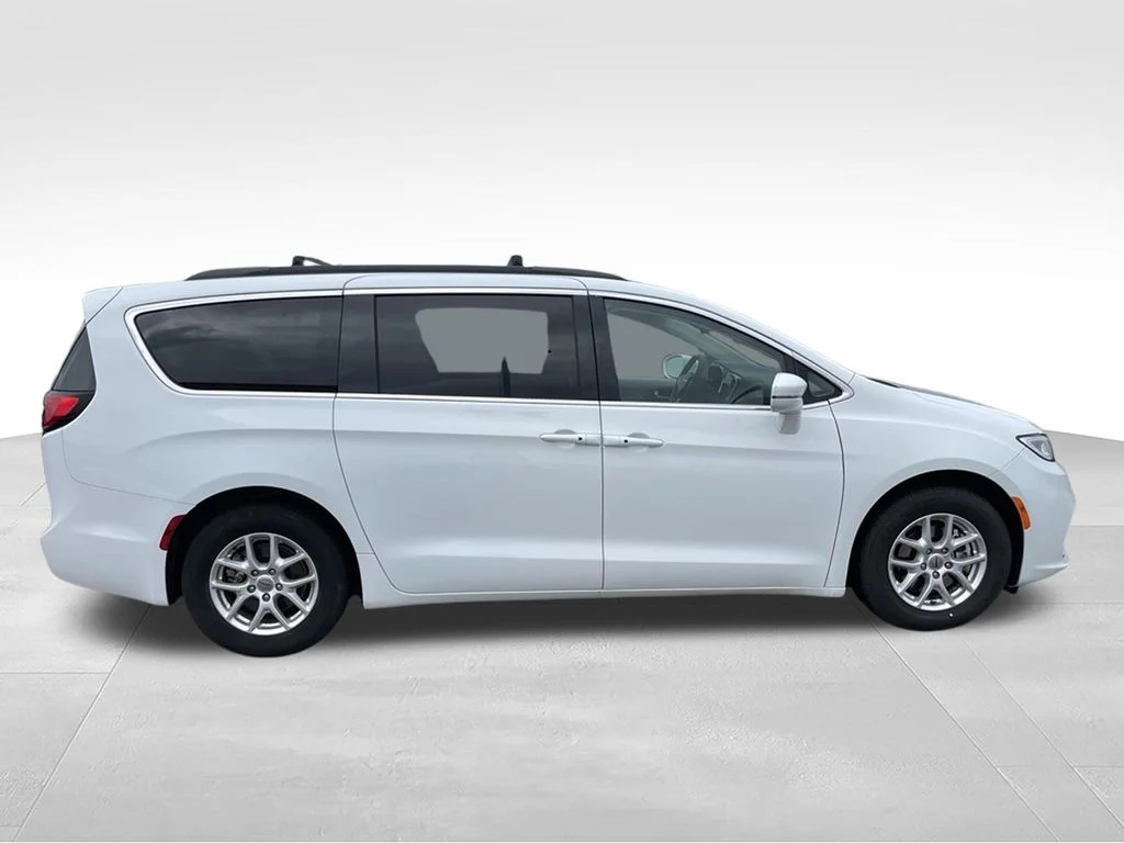 Used 2022 Bright White Clearcoat Chrysler Touring L image 27
