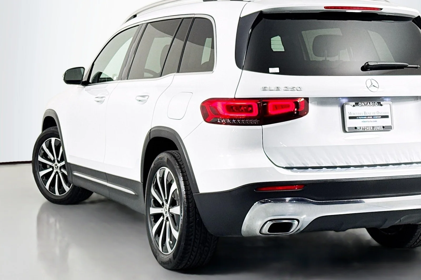 Certified Used 2022 Digital White Metallic Mercedes-Benz GLB 250 image 16