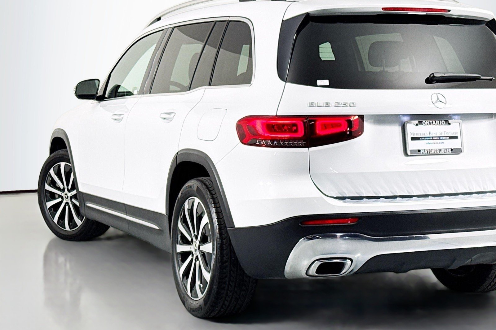 Certified Used 2022 Digital White Metallic Mercedes-Benz GLB 250 image 16