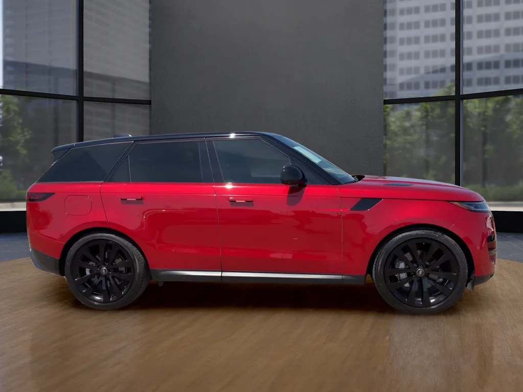 Used 2025  Land Rover SE image 4