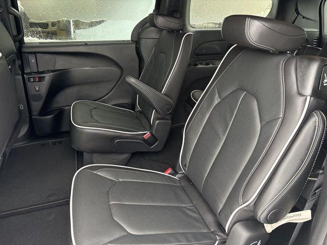 New 2026 Diamond Black Crystal Pearl-Coat Exterior Paint Chrysler Limited image 17
