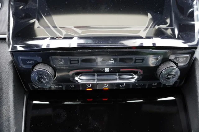 New 2025 Diamond Black Crystal Pearl-Coat Exterior Paint Jeep Laredo X image 14