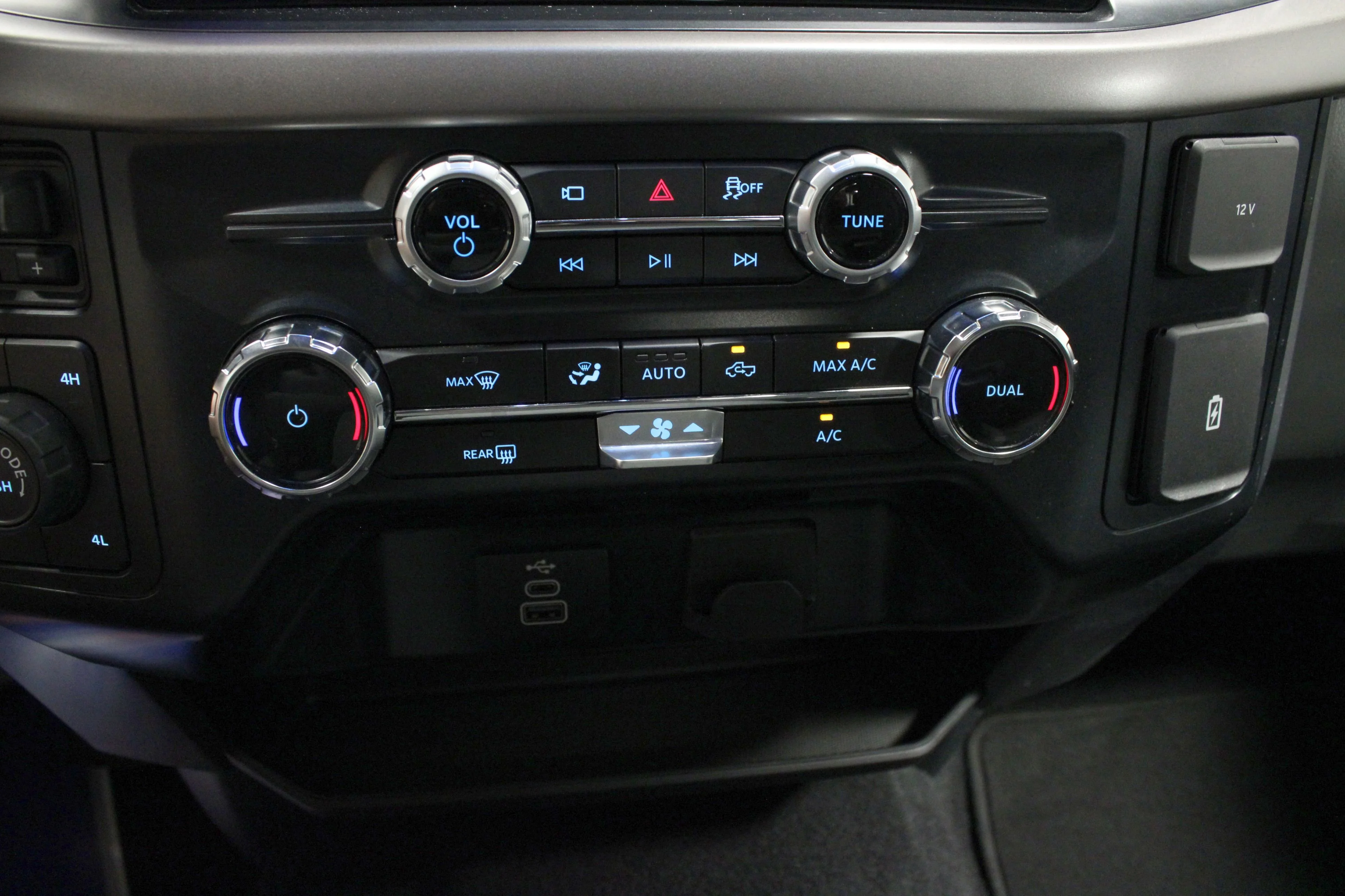 Used 2025 Agate Black Metallic Ford XLT image 25